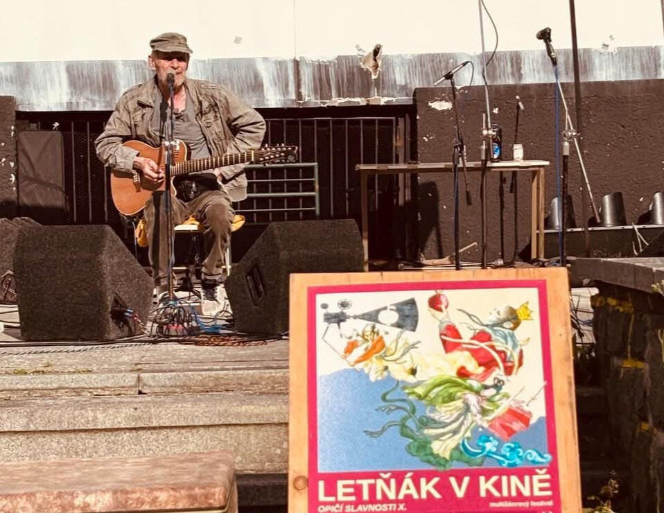 Jiří Schmitzer koncert na Letńáku v kině